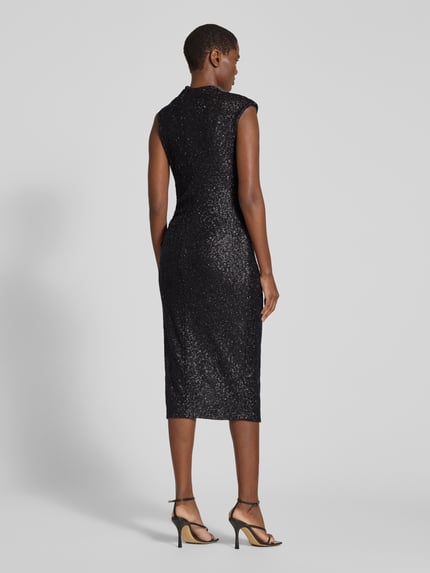 Frauenmodel trägt Abendkleid mit glänzender Optik von BOSS, Strukturmuster, Etui-Passform, Midi-Länge, Jersey, Ganzkörperansicht Rückansicht.