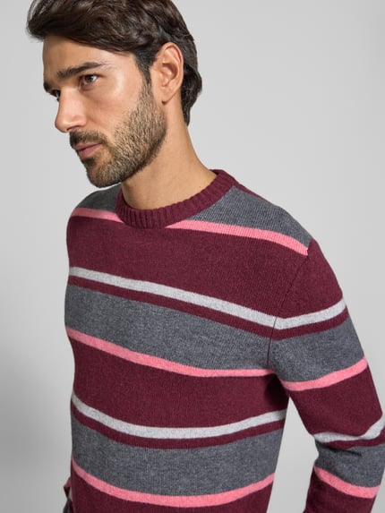 Männermodel trägt Strickpullover aus Woll-Mix im Allover-Look von MCNEAL, Slim Fit, Rundhalsausschnitt, Nahaufnahme Oberkörper.