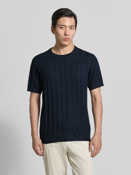 Mannenmodel draagt gebreid shirt uit viscosemix met ronde hals van Lindbergh, regular fit, riblook, ruglengte maat M 69 cm, mouwlengte 24 cm, donkerblauw, geheelvooraanzicht.