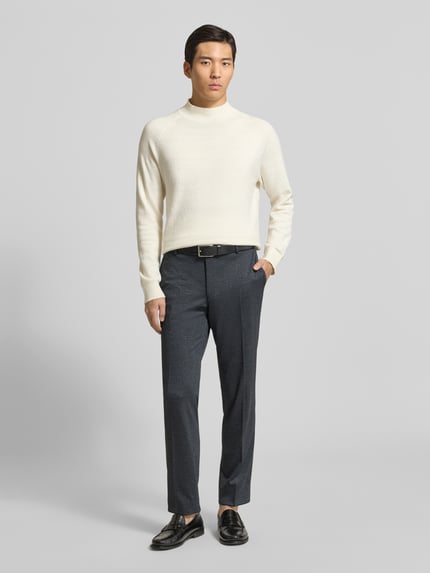 Männermodel trägt Straight Fit Stoffhose aus Viskose-Mix Modell 'Bennet' von JOOP! Collection in Dunkelgrau, dezente Struktur, Bügelfalten, mit Gesäßtaschen, Ganzkörperansicht von vorne. Bundweite 50 cm, Innenbeinlänge 80 cm, gerade Passform, eleganter Look.
