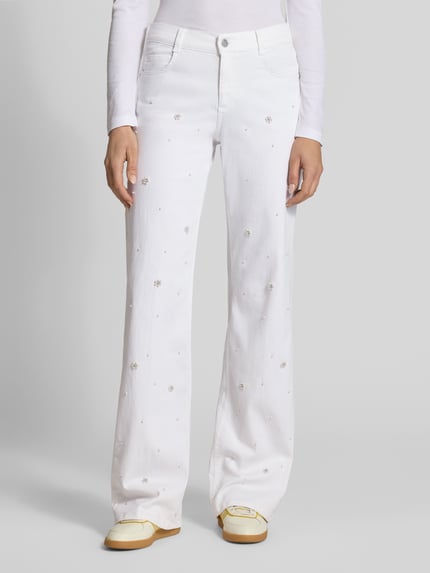Frauenmodel trägt Wide Fit Jeans mit Perlen- und Strasssteinbesatz von Angels, Baumwoll-Mix, weiß, gerader Schnitt, Ganzkörperansicht von vorne.