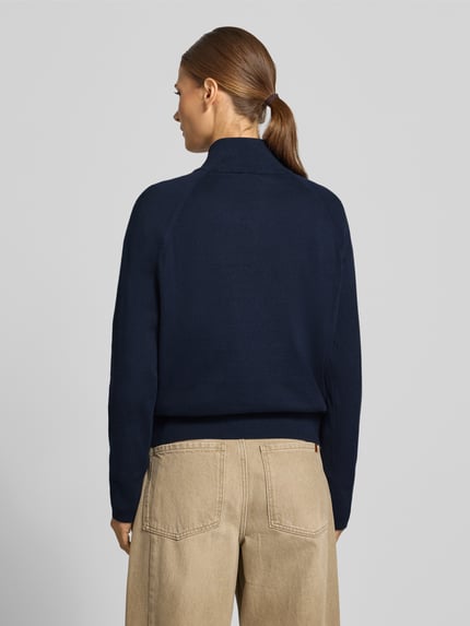 Frauenmodel trägt Pullover mit Troyerkragen von T. HILFIGER SPW, gestreift, hochgeschlossen, langarm, Strick, Ganzkörperansicht Rückansicht.