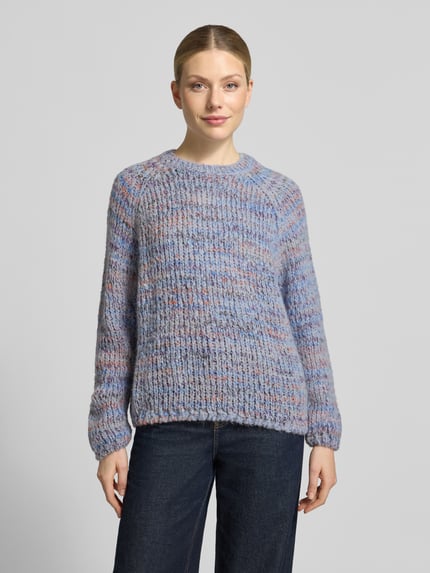 Frauenmodel trägt Strickpullover mit Rundhalsausschnitt von Smith and Soul, Grobstrick, Material-Mix mit Mohair, Regular Fit, Ganzkörperansicht von vorne.