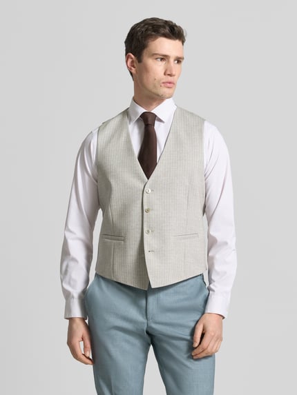 Männermodel trägt Weste mit V-Ausschnitt und Paspeltaschen von ATELIER TORINO in Hellgrau, Regular Fit, Material-Mix, Ganzkörperansicht von vorne.