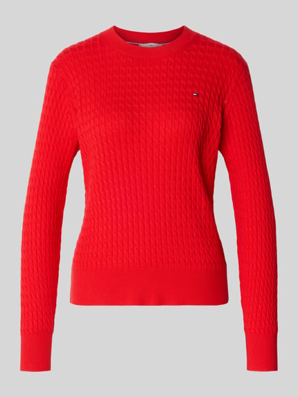 Produktfoto, Slim Fit Pullover aus reiner Baumwolle von Tommy Hilfiger in Rot, Zopfmuster, unifarben, Strickoptik, Logo-Detail, Rundhals, langarm, gerippte Abschlüsse