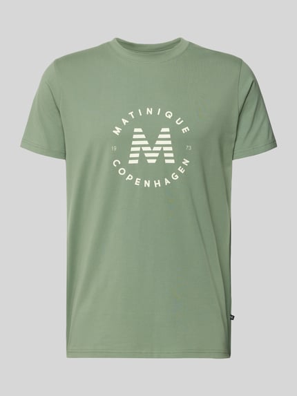 Produktfoto, grünes T-Shirt mit weißem Label-Print Modell 'Jeramy' von Matinique, gerader Schnitt, Rundhalsausschnitt, Baumwoll-Elasthan-Mix