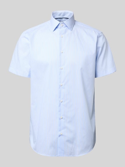 Produktfoto, Regular Fit Business-Hemd aus Baumwolle mit Kentkragen von Christian Berg Men, weiß-blau gestreift, klassische Knopfleiste, reine Baumwolle, Kentkragen, kurze Ärmel, Regular Fit, geeignet für Business-Looks.