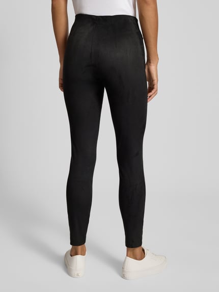 Kobiece model prezentuje Slim Fit Leggings in Velours-Optik Model 'ANGALI LIFE' od Only, imitacja weluru, jednokolorowe, krój slim fit, elastyczny pas, kieszenie zapinane na zamek, szerokość w pasie 34 cm, długość wewnętrzna nogawki 74 cm, widok całej sylwetki z tyłu.