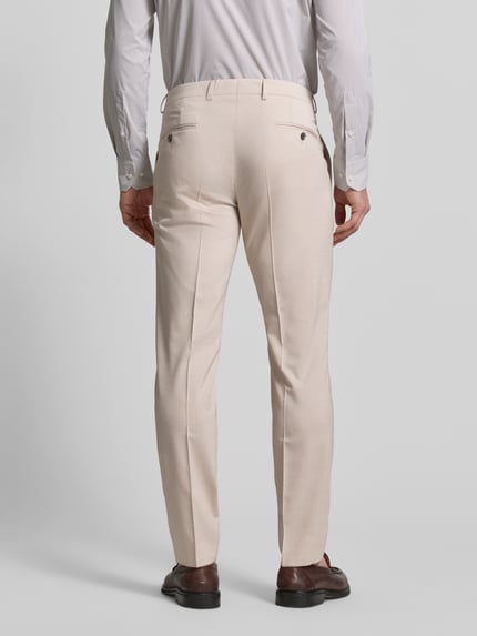 Męski model nosi Anzughose mit Gesäßtaschen Modell 'Blayr' von JOOP! Collection, beżowy Viskose-Woll-Mix; prosty krój, tylne kieszenie, całkowity widok z tyłu. Szerokość w rozmiarze 50: 47 cm, długość nogawki: 80 cm.