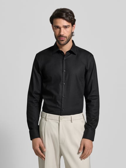 Mannelijk model draagt Slim Fit Freizeithemd aus reiner Baumwolle Modell 'KENNO' van HUGO, zwart, fijn structuurmotief, volledig lichaam vooraanzicht