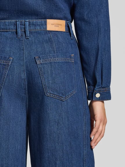Frauenmodel trägt Barrel Fit Jeans aus Baumwoll-Lyocell-Mix von Marc O'Polo DENIM in Dunkelblau, sichtbare Gesäßtaschen, Nahaufnahme Rückansicht.