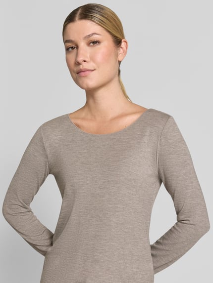 Vrouwenmodel draagt shirt met lange mouwen van viscosemix, slim fit, model 'Kirosa' van someday, ronde hals, elastische afwerkingen, ruglengte bij maat 36: 56 cm, Nahaufnahme Oberkörper
