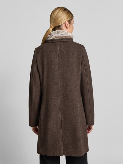 Frauenmodel trägt Regular Fit Mantel aus Woll-Mix von Gil Bret in Braun mit samtiger Struktur, Ganzkörperansicht Rückansicht. Damen Mantel.