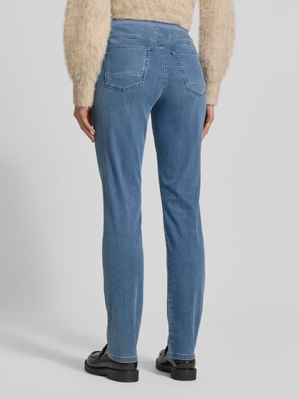 Frauenmodel trägt Straight Fit Jeans mit Lyocell-Anteil Modell 'Pamina' von Raphaela By Brax in mittlerem Blau, Baumwoll-Lyocell-Mix, Rückansicht, Gesäßtaschen und elastischer Bund, Ganzkörperansicht Rückansicht.