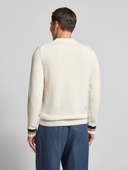 Männermodel trägt Strickpullover mit gerippten Abschlüssen von MAERZ Muenchen in Reine Schurwolle, Regular-Fit, Rückenlänge 71 cm, Ganzkörperansicht Rückansicht.