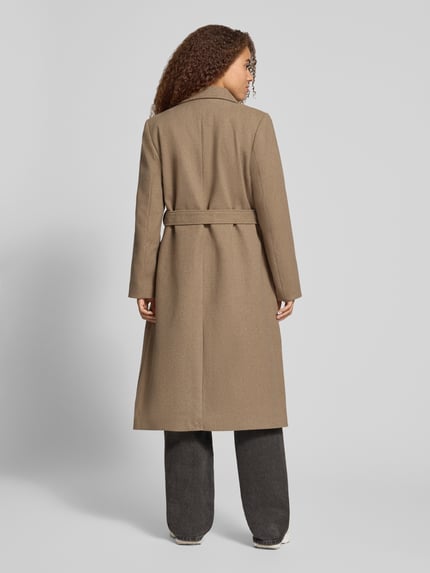 Frauenmodel trägt Teddymantel mit Bindegürtel von PIECES, unifarben, strukturierte Webware, Zierknöpfe, Longline, Ganzkörperansicht Rückansicht.