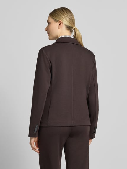 Frauenmodel trägt Regular Fit Blazer mit Viskose-Anteil Modell 'Nanni' von FREE/QUENT in Dunkelbraun mit Reverskragen, Ganzkörperansicht Rückansicht. Elastischer Material-Mix, Klappentaschen, Knopfverschluss, langärmeliges Design, 59 cm Rückenlänge, 50 cm Brustweite, 64 cm Ärmellänge.