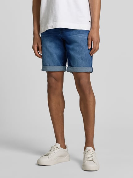 Männermodel trägt Bermudas im 5-Pocket-Design mit Aufschlag van Christian Berg Men, katoenmix met stretch, straight fit, blauwe denim, knoop- en ritssluiting, omslag aan de zoom, bandwijdte maat 32: 42 cm, binnenbeenlengte maat 32: 25 cm, 5-pocketmodel, ganzkörperansicht van voren