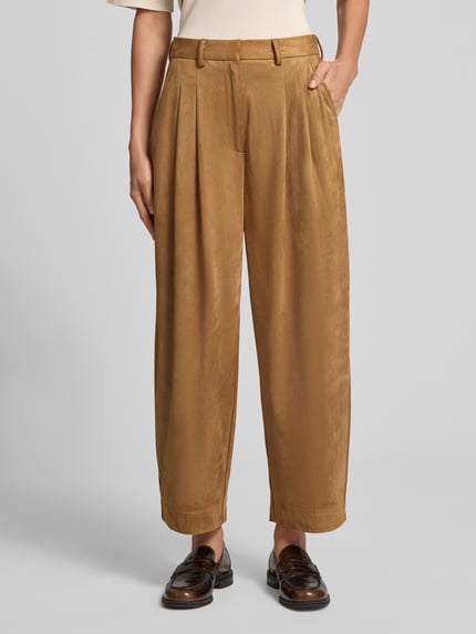 Frauenmodel trägt Cropped Straight Fit Hose mit französischen Eingrifftaschen von Smith and Soul in Camel, Material-Mix, Nahaufnahme Oberkörper, Bundweite 37 cm, Innenbeinlänge 66 cm