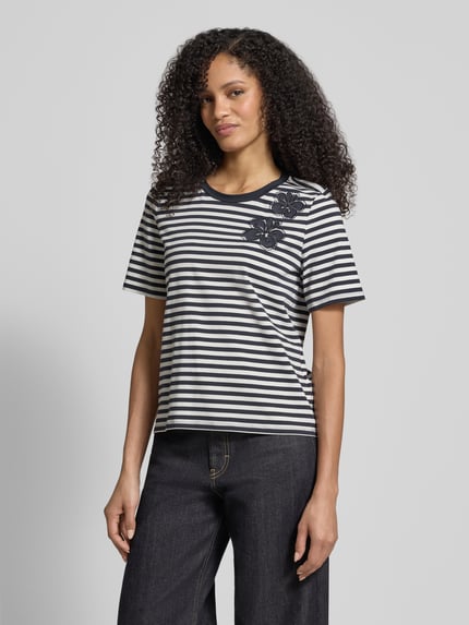 Vrouwenmodel draagt T-shirt uit mix van katoen en elastaan van Christian Berg Woman Selection, recht model, met strass-steentjes, ronde hals, halve mouw, ruglengte bij maat 36 54 cm, zwart-wit gestreept, bovenlichaam vooraanzicht.