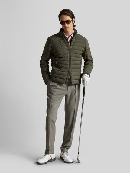 Męski model nosi Regular Fit Sweatjacke mit Steppdetails od Polo Ralph Lauren, oliwkowy, pikowana tekstura, Ganzkörperansicht von vorne