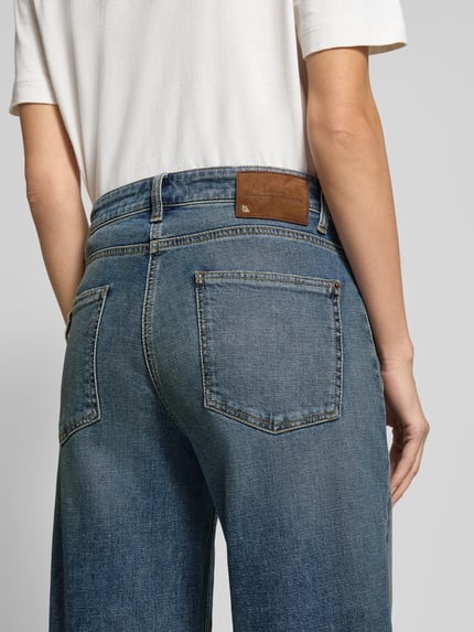 Vrouwenmodel draagt Baggy Jeans met 5-pocketmodel van Cambio, mix van katoen en elastaan, los model, kleur blauw, detailopname rugaanzicht.