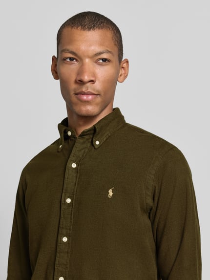 Männermodel trägt Custom Fit Freizeithemd aus reiner Baumwolle von Polo Ralph Lauren in Olivgrün, Nahaufnahme Oberkörper, Herren Freizeithemd von Polo Ralph Lauren