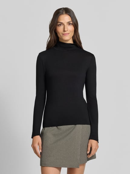 Frauenmodel trägt Longsleeve mit Rollkragen von someday, schwarz, eng anliegend, Ripp-Struktur, Viskose-Mix, Ganzkörperansicht von vorne.