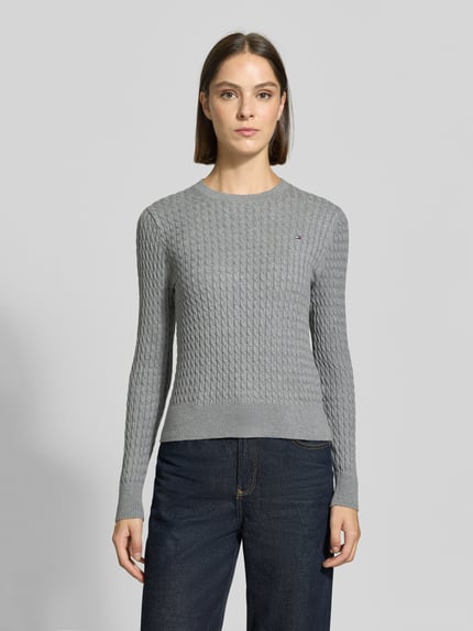 Modelka kobieca ma na sobie szary Regular Fit Pullover aus reiner Baumwolle od Tommy Hilfiger, struktura dzianiny, widok całej sylwetki z przodu, sweter z bawełny damski