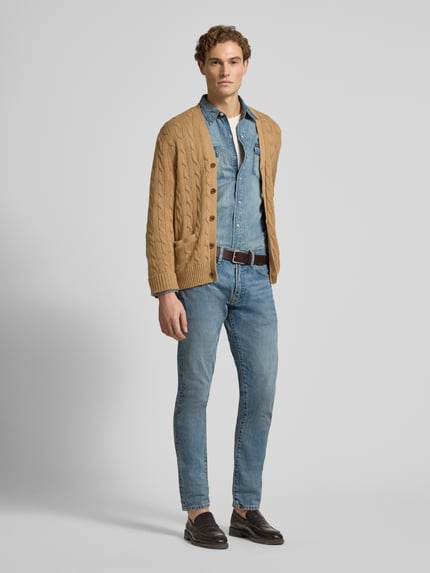 Mannelijk model draagt Strickjacke mit Knopfleiste van Polo Ralph Lauren in katoen, regular fit, V-hals, geribde boorden, voorkant geheel, Ganzkörperansicht von vorne.
