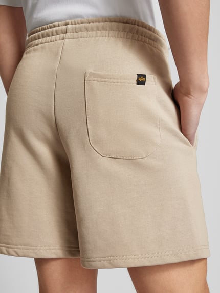 Alpha Industries Szorty z dzianiny dresowej o kroju regular fit z naszywką logo model ‘ALPHA ESSENTIALS’ Piaskowy 3
