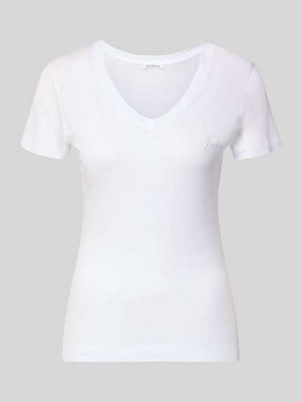 Produktfoto, białe Slim Fit T-Shirt aus reinem Lyocell von Guess, krój slim fit, dekolt w serek, logo, długość pleców w rozmiarze S: 58 cm