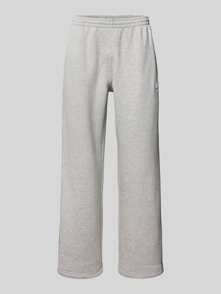 Produktfoto, Sweathose mit Label-Stitching und elastischem Bund van adidas Originals, Katoenmix, wijdte, labelstitching, elastische band, binnenbeenlengte bij maat M 40 cm.