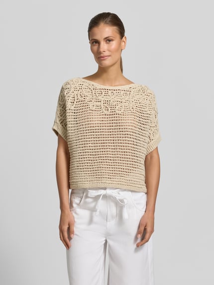 Frauenmodel trägt Strickpullover mit U-Boot-Ausschnitt und 1/2-Arm von Oui, Baumwoll-Mix, Relaxed-Fit, Ganzkörperansicht von vorne.