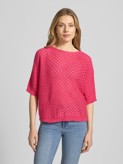 Vrouwenmodel draagt gebreid shirt van puur katoen, recht model, boothals, labeldetail, model 'Ho44liday' van ZABAIONE, roze, voorkant, geheel lichaam.