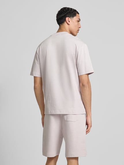 Męski model ma na sobie Regular Fit T-Shirt aus reiner Baumwolle Modell 'Niereos' von HUGO Blue, kolor jednolity, krój regular fit, materiał jersey, aplikacja label patch, dekolt okrągły, rękaw krótki; widok całej sylwetki z tyłu.
