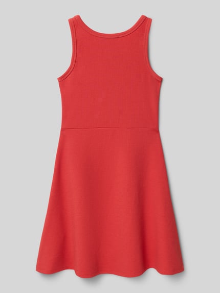 Produktfoto, Regular Fit Kleid mit Rundhalsausschnitt von Garcia, Kinder Kleid aus Elastischer-Material-Mix in Rot, Ärmelloses-Design, taillierte Passform, Rückenlänge 67 cm bei Größe 140, strukturierte Oberfläche