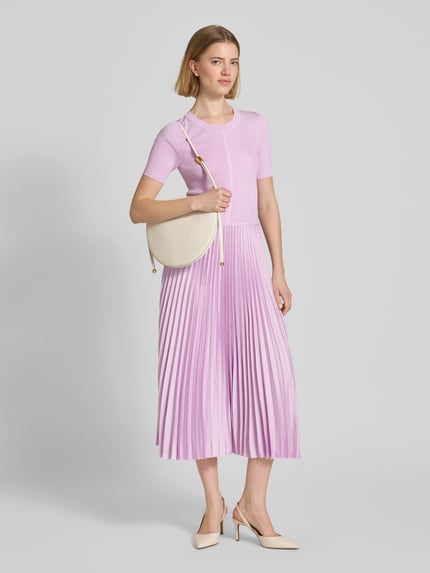 Vrouwenmodel draagt Tailliertes Businesskleid aus Viskose-Mix Modell 'FADRIDI' van BOSS in effen lichtlila met plooien, midi lengte, getailleerde fit, ronde hals, korte mouwen, rechte zoom, geheel lichaamsaanzicht van voren.