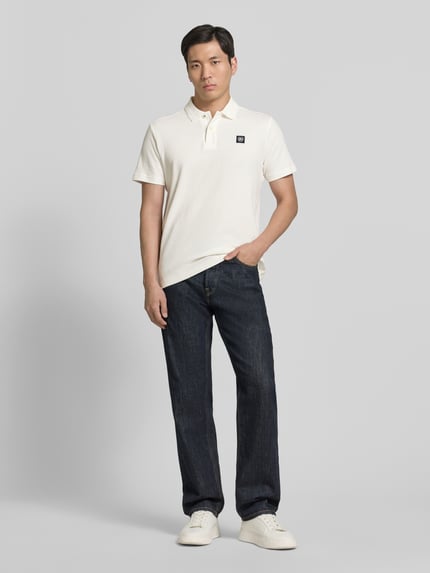 Mannenmodel draagt Regular Fit Poloshirt met labeldetail en knoopsluiting van Lerros, puur katoen, ruglengte maat M 71 cm, full-body frontaanzicht.