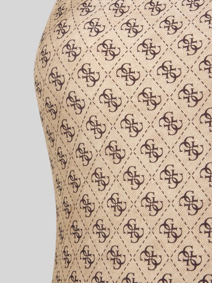 Vrouwenmodel draagt Slim Fit badpak met all-over logoprint van guess uit elastische materiaalmix, logodetail, rugdecolleté, spaghettibandjes. Detailopname.
