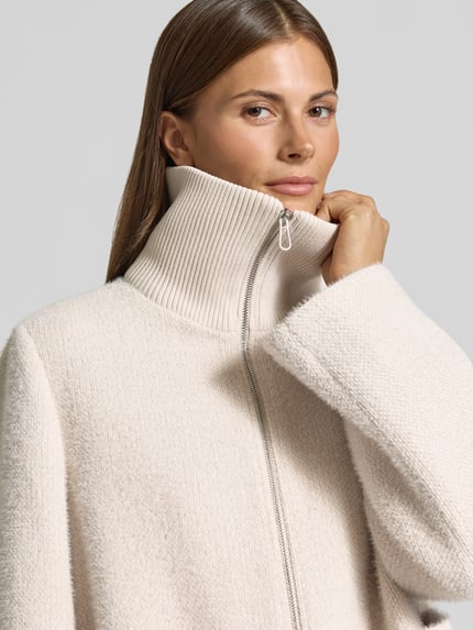 Frauenmodel trägt Regular Fit Webpelzjacke mit Umlegekragen von Tom Tailor, cremefarbene Textur, Damen Teddy- / Webpelzjacke, Nahaufnahme Oberkörper.