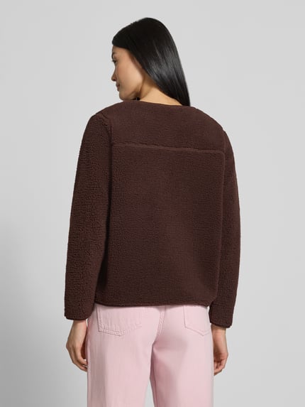 Männermodel trägt braune Regular Fit Teddyjacke mit ausgesetzten Taschen Modell 'SC-ONYX 2' von Soyaconcept, Damen Teddy- / Webpelzjacke, Ganzkörperansicht Rückansicht