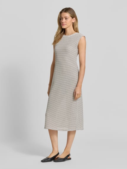 Vrouwenmodel draagt Tailliertes Midikleid aus Baumwoll-Mix van Tom Tailor Denim in gestreept motief, getailleerd, tweekleurige look, mouwloos, ronde hals, knitwearverwerking, midi-lengte, materiaal katoenmix, geheel lichaamsaanzicht van voren.