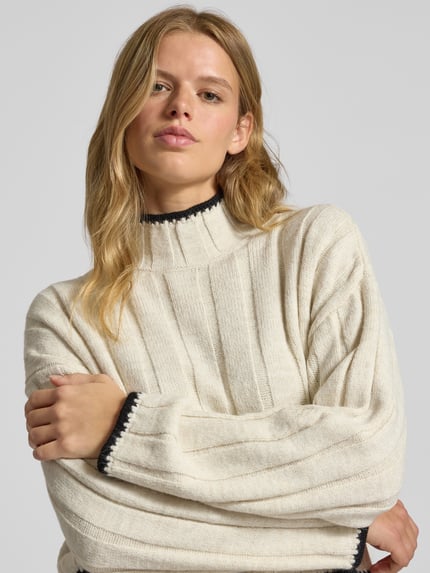 ONLY Sweter z dzianiny o kroju regular fit z golfem model ‘CHICK’ Złamany biały 3