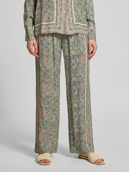 Frauenmodel trägt Stoffhose aus Viskose im Allover-Look Modell 'Bala' von MOS MOSH, florales Muster, weites Bein, Nahaufnahme Unterkörper.