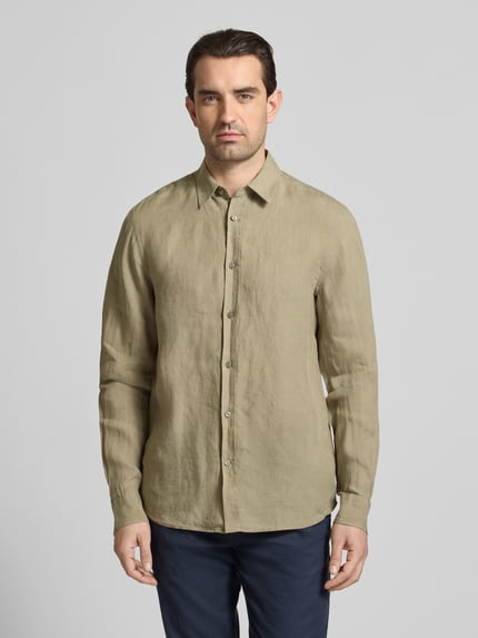 Männermodel trägt Regular Fit Leinenhemd mit Kentkragen Modell 'Spenser' von Tiger Of Sweden in Beige, reine Leinenstruktur, Knopfleiste, Ganzkörperansicht von vorne. Rückenlänge 77 cm, Schulterbreite 48 cm, Ärmellänge 69 cm, Größe 40.