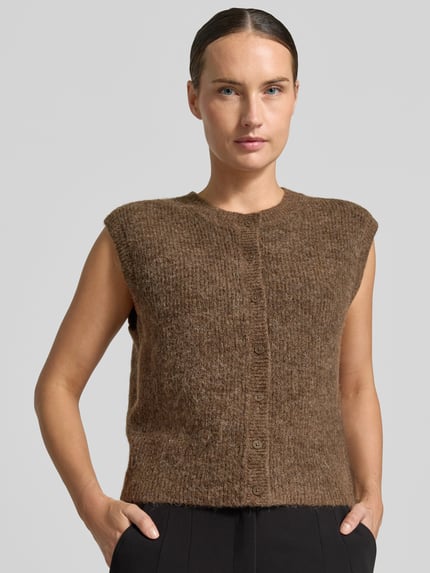 Vrouwenmodel draagt Regular fit bodywarmer uit mix van wol en alpaca model 'LULU' van Selected, Dames bodywarmer, close-up bovenlichaam.