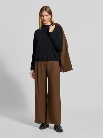 Frauenmodel trägt Turtleneck mit Mock Neck von MARC O'POLO in Schwarz, Feinstrick, Strukturmuster, Relaxed Fit, Ganzkörperansicht von vorne.