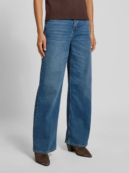 Frauenmodel trägt Straight Fit Jeans im 5-Pocket-Design Modell 'Cellma' von someday, blauer Baumwoll-Mix, Ganzkörperansicht von vorne.