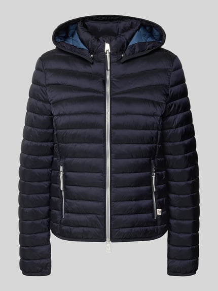 Produktfoto, Steppjacke mit Zweiwege-Reißverschluss von Fuchs Schmitt, krój regular fit, kaptur, stójka, kieszenie na zamek, długość tyłu w rozmiarze 36: 61 cm, szerokość ramion w rozmiarze 36: 42 cm, szerokość klatki piersiowej w rozmiarze 36: 49 cm, długość rękawa w rozmiarze 36: 66 cm, granatowa, poziome pikowanie, metaliczne detale, matowa tekstura.